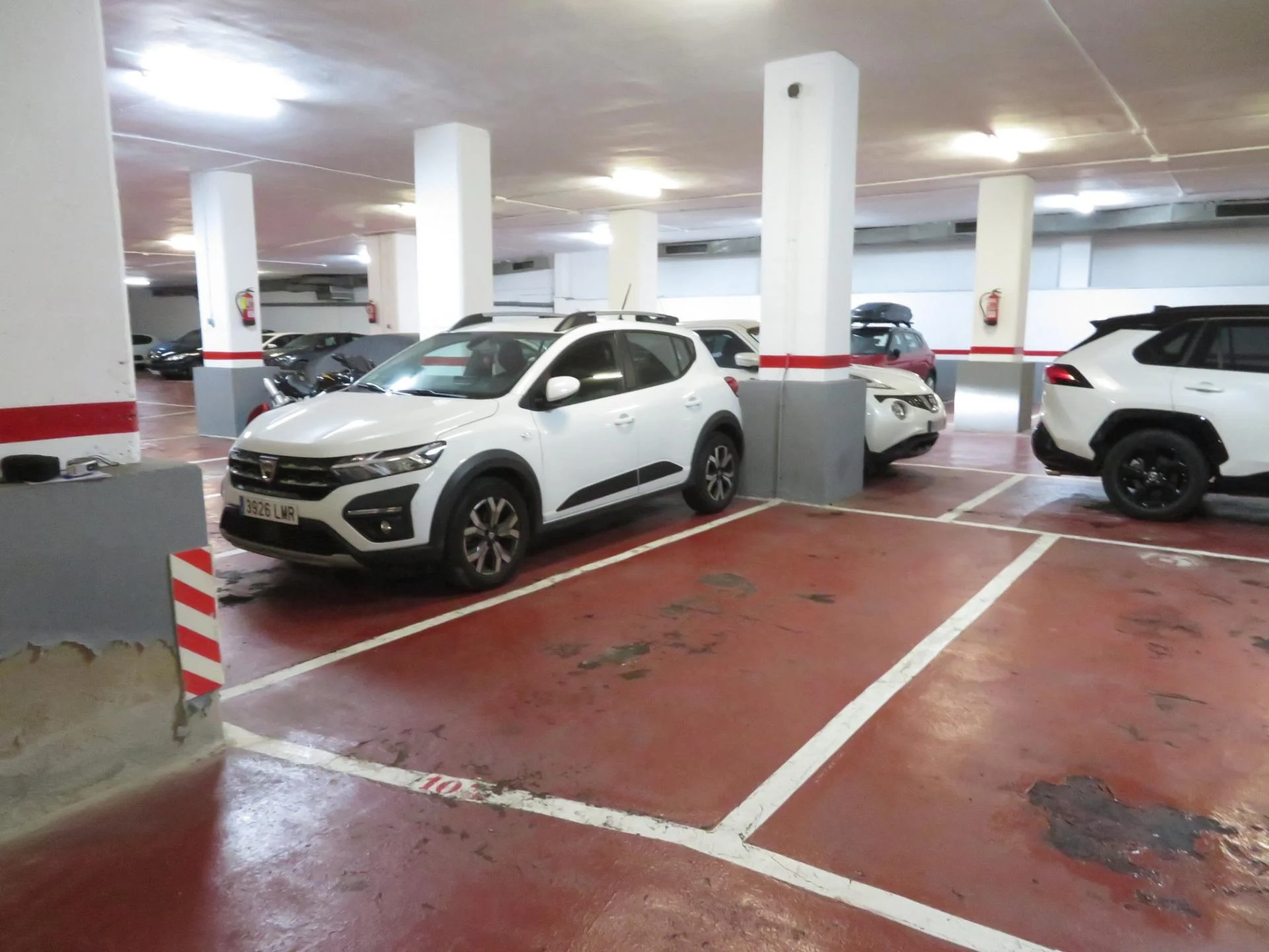 Plaza para coche grande cerca de universidad