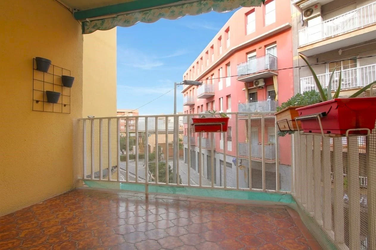 Piso en buen estado en Montemar, cuatro habitaciones