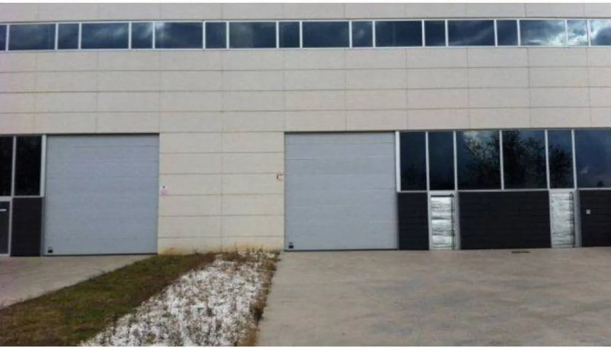 Nave industrial con patio para camiones