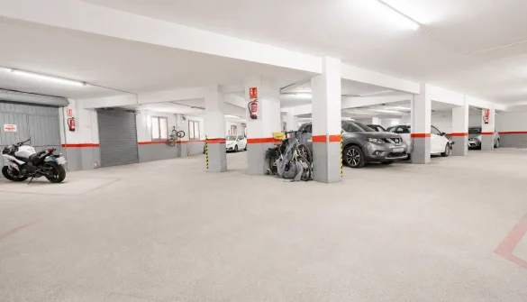 Plaza céntrica con capacidad para motos