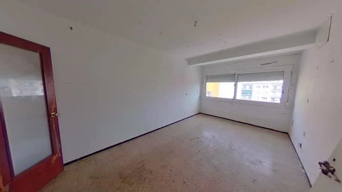 Piso ocupado en Girona, tres habitaciones