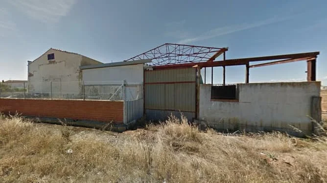 Tenanted industrial warehouse, 658 m²