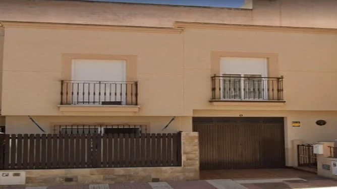 Three-bedroom Adra townhouse auction, no possession