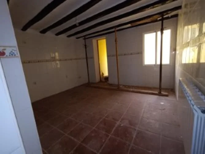 Casa adosada cerca del centro de Alcanadre, 4 habitaciones