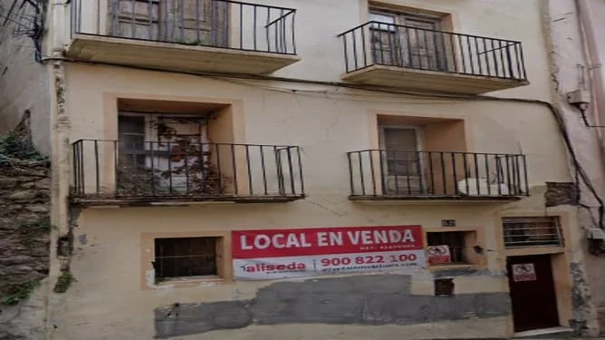 Local céntrico en Berga para reformar
