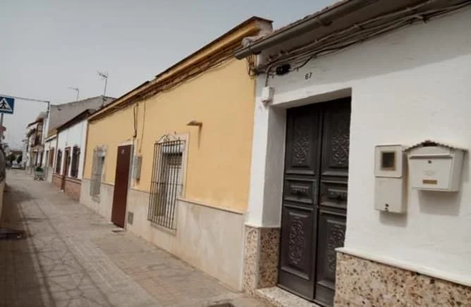 Occupied Andújar house with renovation upside