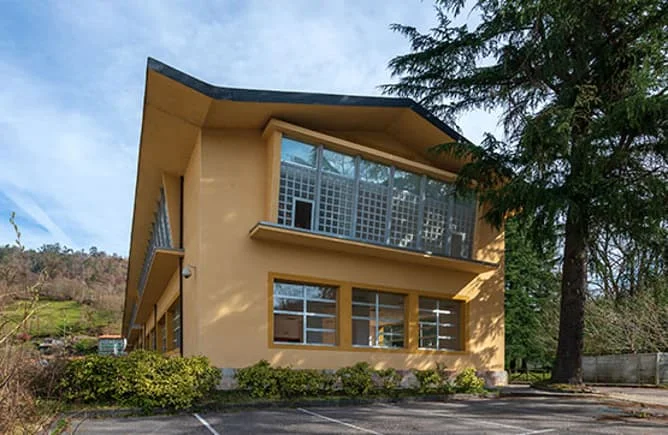 Three-storey office building in Asturias