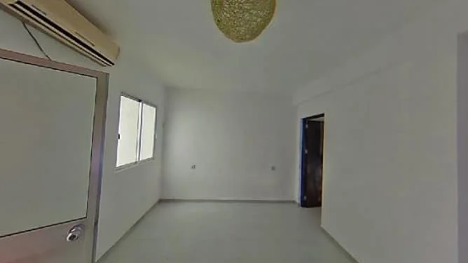 Casa ocupada de cuatro habitaciones en Lora