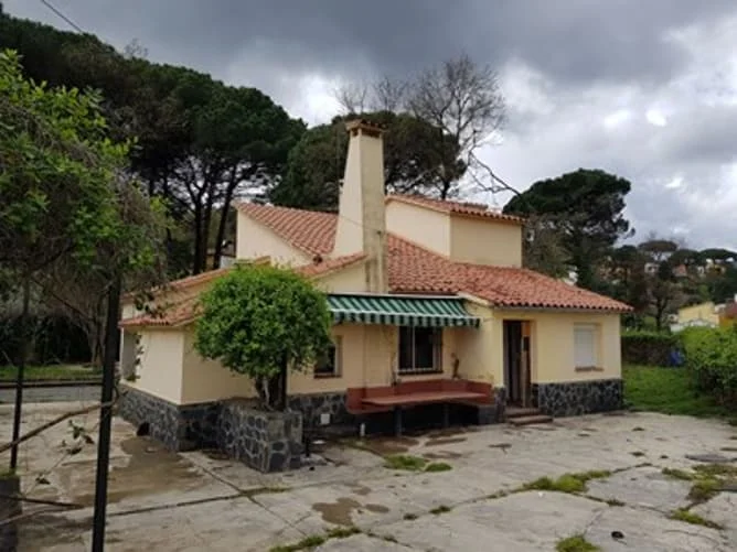 Casa ocupada con potencial de seis dormitorios
