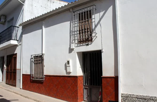 Occupied four-bedroom townhouse in Villanueva