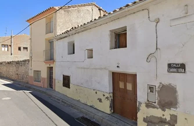 Casa de dos plantas con jardín privado