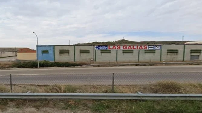 Occupied industrial unit in Zuera