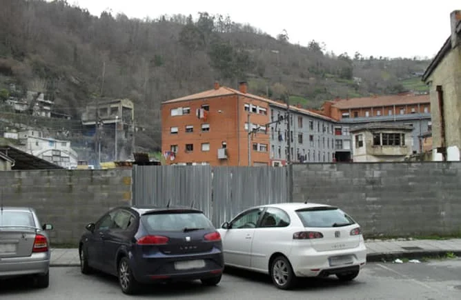 Enclosed Sotrondio plot, 606 m²