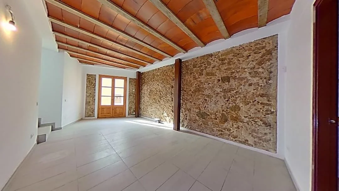 Occupied two-level flat, 3 bedrooms