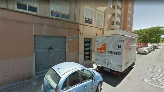Large Elda office near centre