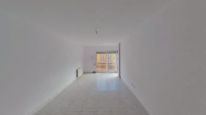 Piso alquilado en Salt con tres habitaciones