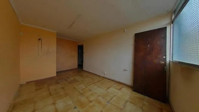Piso ocupado de tres habitaciones en Badalona