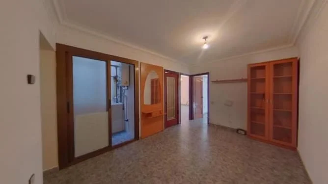 Three-bedroom flat near Hospitalet centre