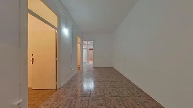Occupied Barcelona flat, four bedrooms