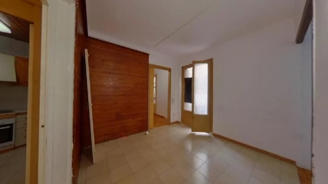 Tenanted El Clot flat, 4 bedrooms
