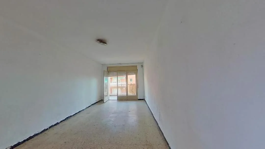 Tenanted Mataró flat, four bedrooms