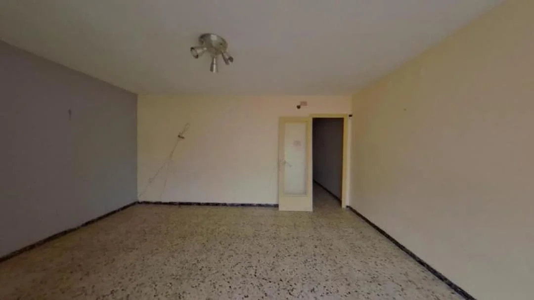 Tenanted Terrassa flat with three bedrooms