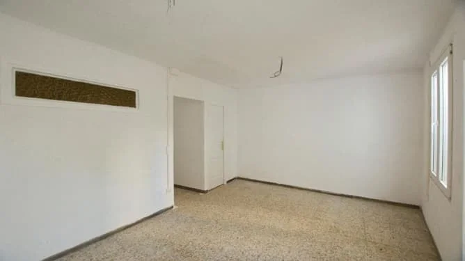 Occupied Manresa flat, six rooms