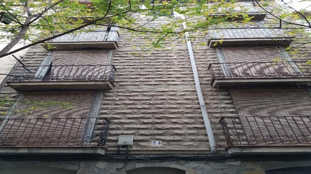 Reform-ready 44 m² Manresa property