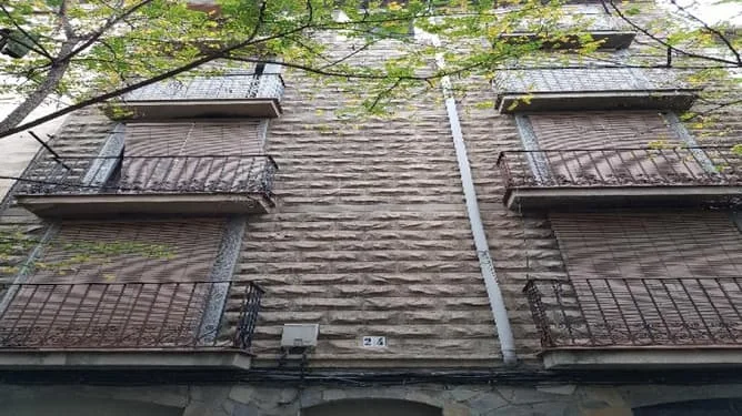 Reform-ready 44 m² Manresa property