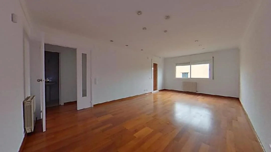 Central four-bedroom flat near beach