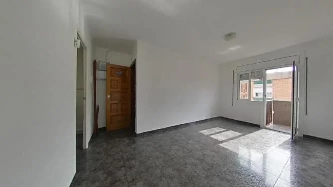 Occupied three-bedroom flat in Sabadell