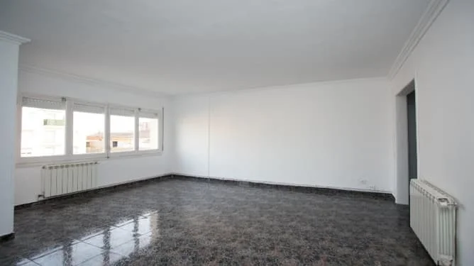 Piso alquilado en Salt, cuatro habitaciones