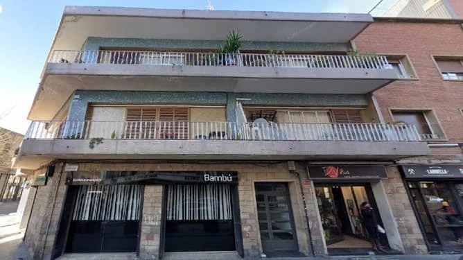 Piso de subasta de cuatro dormitorios en Sant Adrià