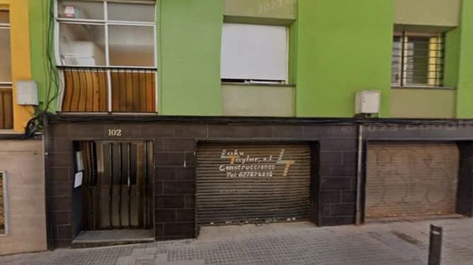 Piso ocupado de dos dormitorios en Santa Coloma
