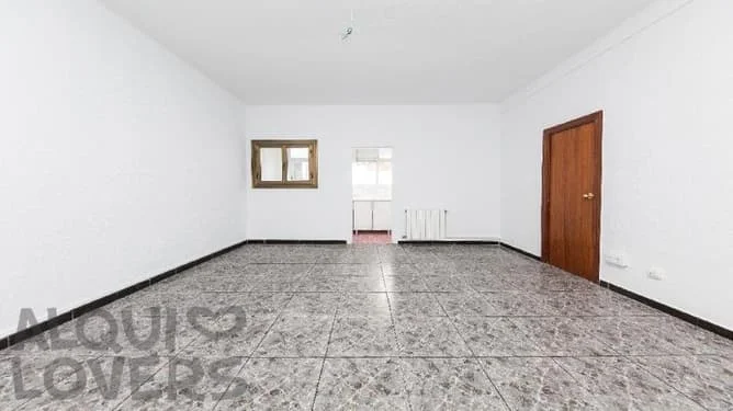 Piso ocupado de tres habitaciones en Santa Coloma