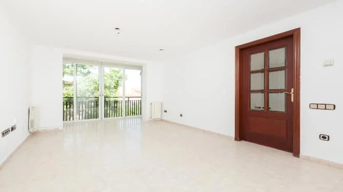Tenanted Terrassa flat, 3-bedroom investment