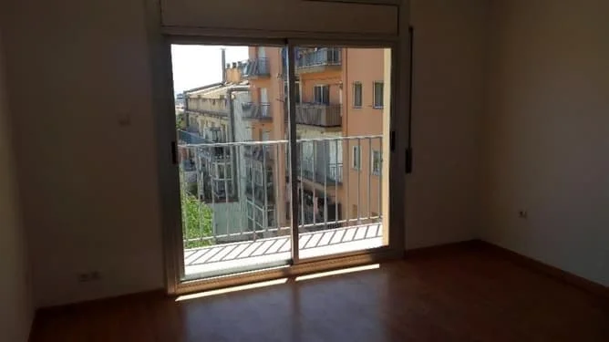 Tenanted Terrassa flat with three bedrooms