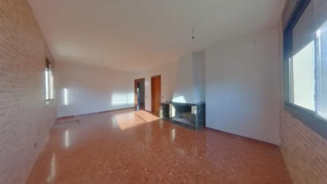 Casa adosada ocupada en Torrelles, cinco habitaciones