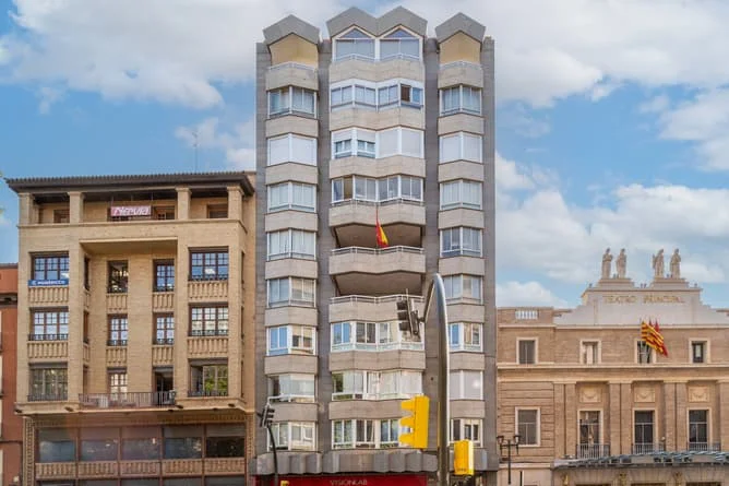 Large Zaragoza flat, five-bedroom auction