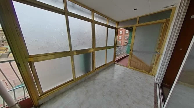 Piso ocupado de tres habitaciones en Badalona