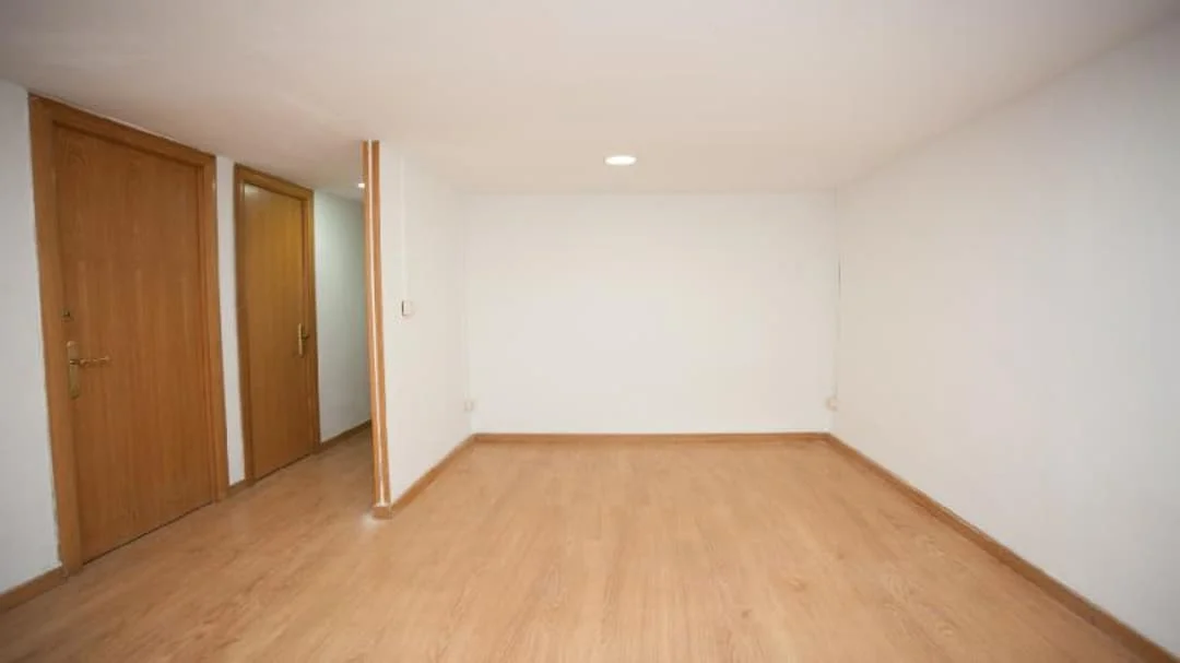 Raval tenanted flat with two studies