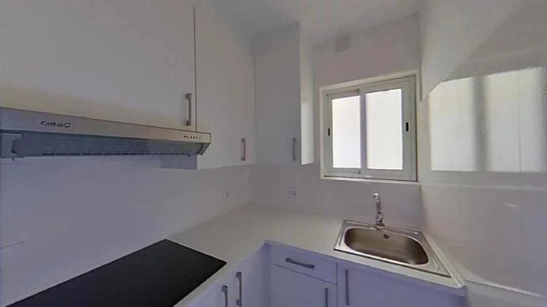 Barcelona two-bedroom flat near metro
