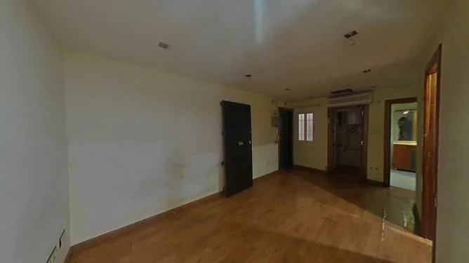 Piso céntrico en El Raval, 94 m², tres dormitorios