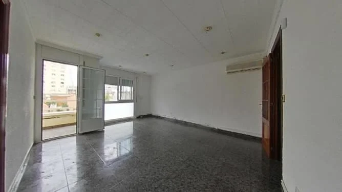 Tenanted Granollers VPO flat, 4 bedrooms
