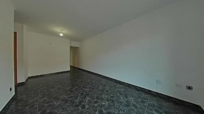 Piso alquilado de tres habitaciones cerca del centro
