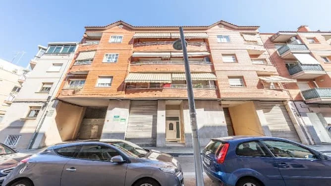 Viladecans garage with central access