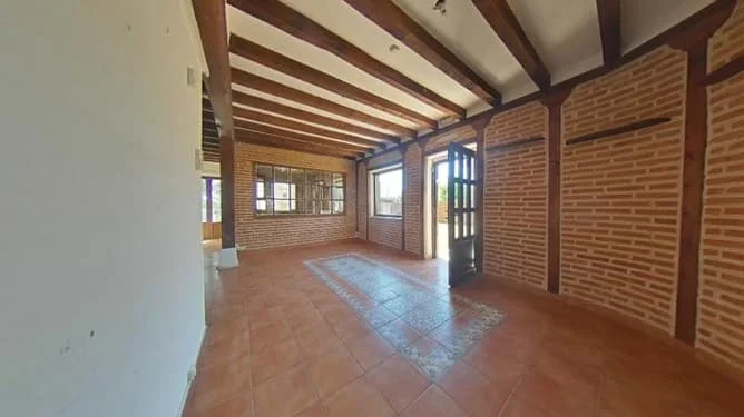 Six-bedroom townhouse near Campo centre