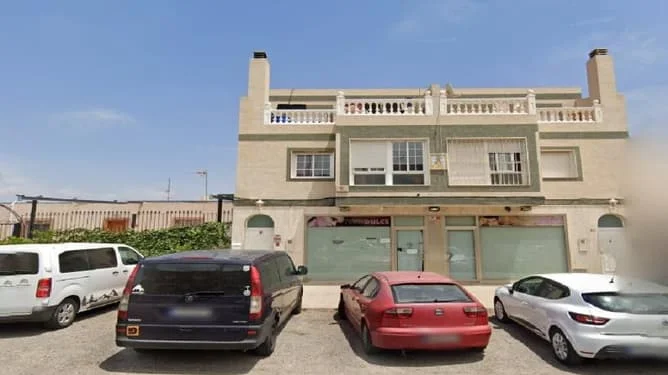 Chalet adosado alquilado en Almería, 181 m²
