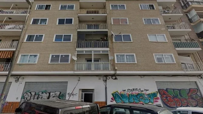 Piso ocupado de tres habitaciones en Molina