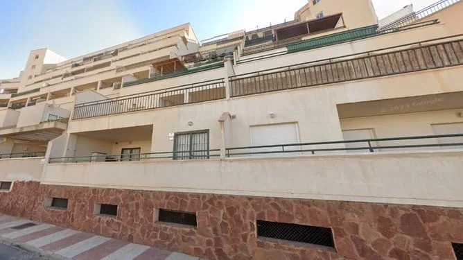 Piso de tres dormitorios en subasta en Roquetas